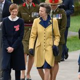 Im Februar 2023 reisen Prinzessin Anne und ihr Gatte nach Neuseeland. Beim Besuch eines Kriegsdenkmals trägt sie erneut das bekannte Kostüm