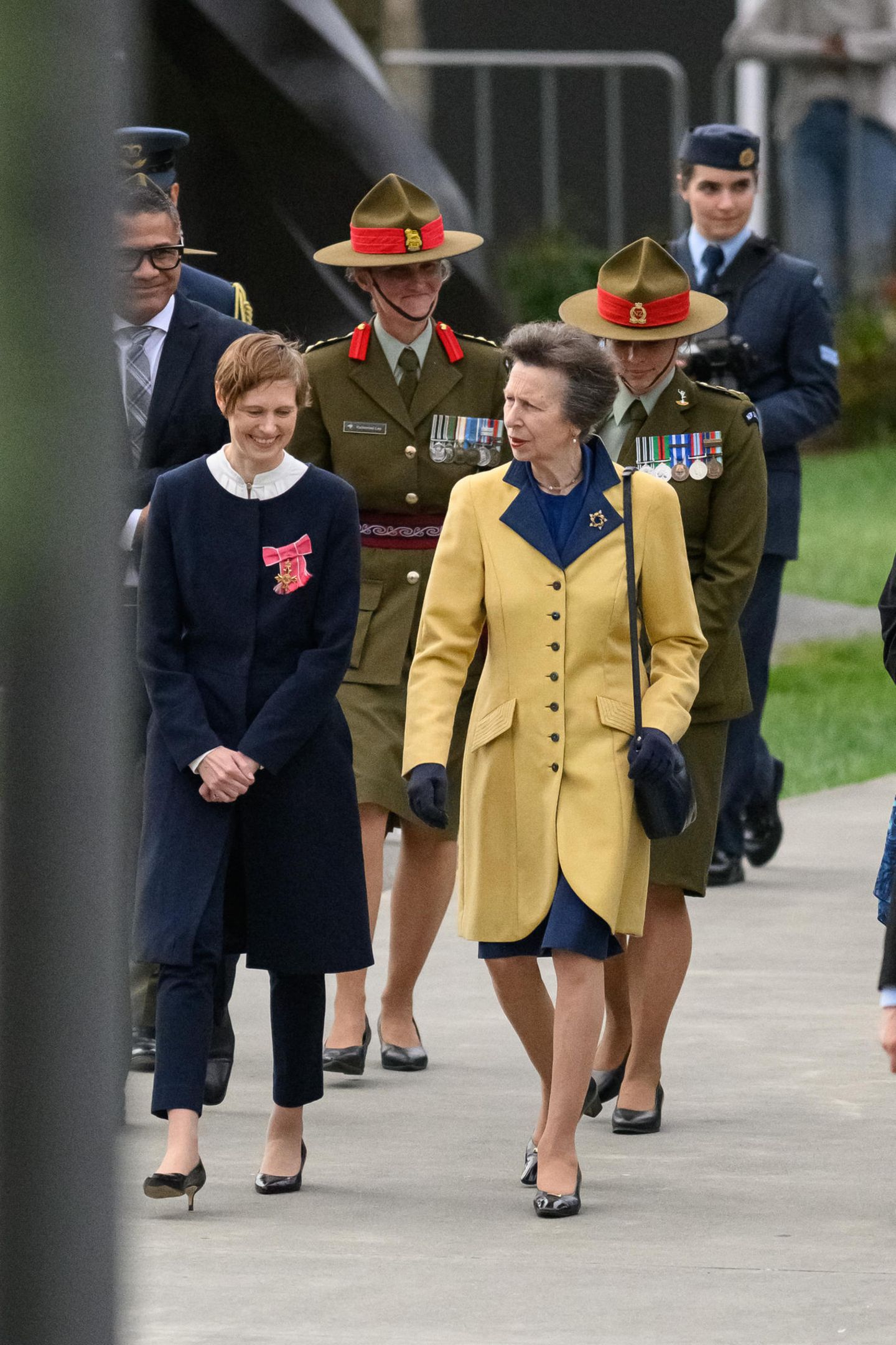Im Februar 2023 reisen Prinzessin Anne und ihr Gatte nach Neuseeland. Beim Besuch eines Kriegsdenkmals trägt sie erneut das bekannte Kostüm