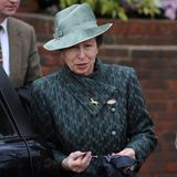 Als ausgesprochene Pferdenärrin gehört das Reitsport-Event in Cheltenham zu Prinzessin Annes jährlichen Lieblingsfestivals. 2012 erscheint sie in diesem gemusterten Mantel mit asymmetrischem Kragen und Pferdebrosche