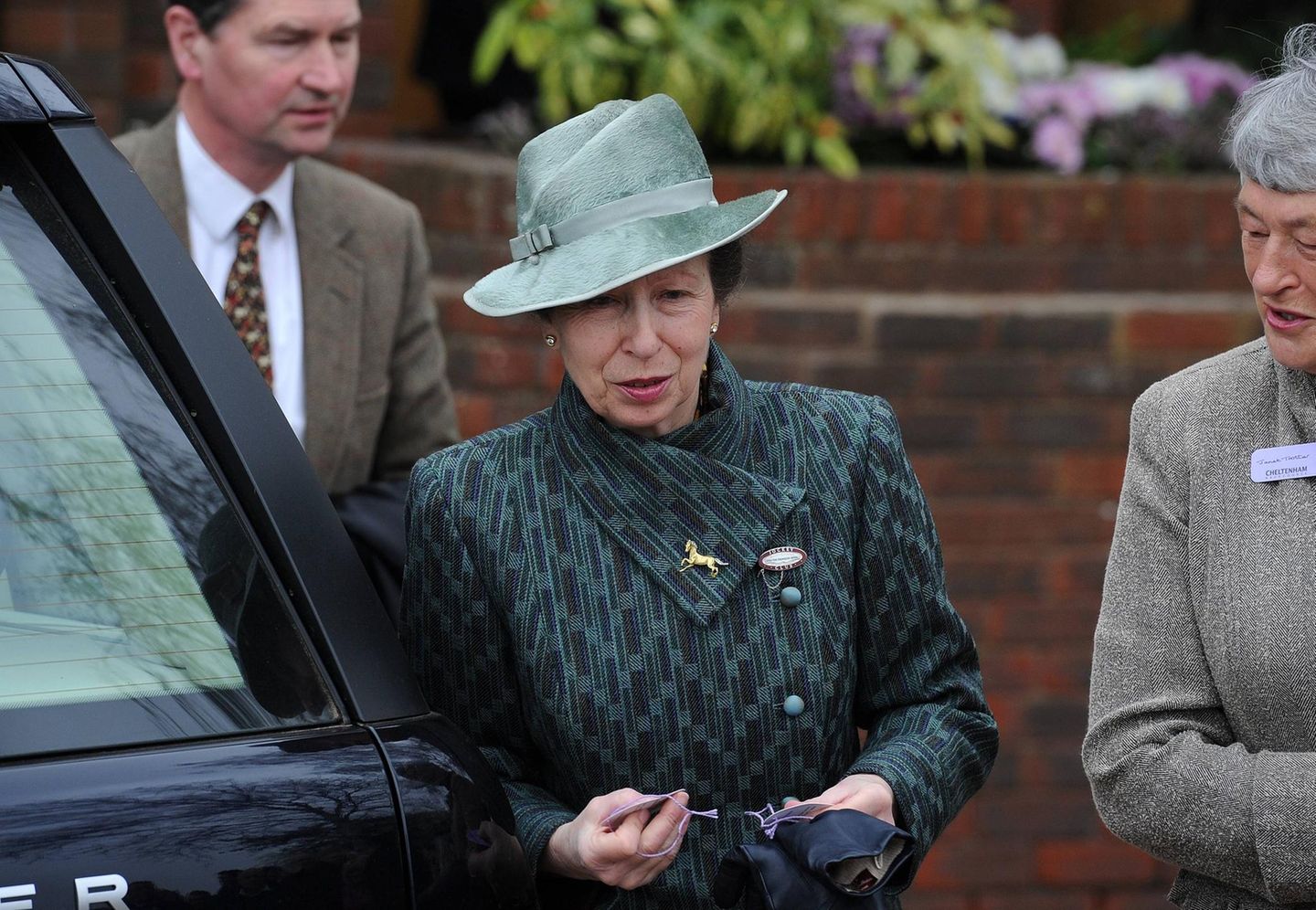 Als ausgesprochene Pferdenärrin gehört das Reitsport-Event in Cheltenham zu Prinzessin Annes jährlichen Lieblingsfestivals. 2012 erscheint sie in diesem gemusterten Mantel mit asymmetrischem Kragen und Pferdebrosche