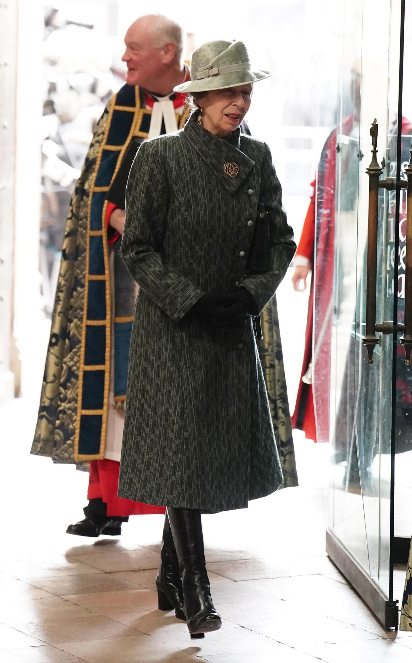Den Commonwealth Day feiert die britische Königsfamilie jedes Jahr mit einem Gottesdienst in der Westminster Abbey. 2023 trägt Prinzessin Anne ihren gemusterten Mantel