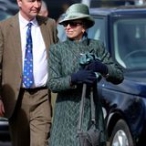 Fast genau acht Jahre später, selber Ort, selbes Outfit. Nur die Pferdebrosche fehlt, um Prinzessin Annes Look von 2012 Eins zu Eins aufleben zu lassen