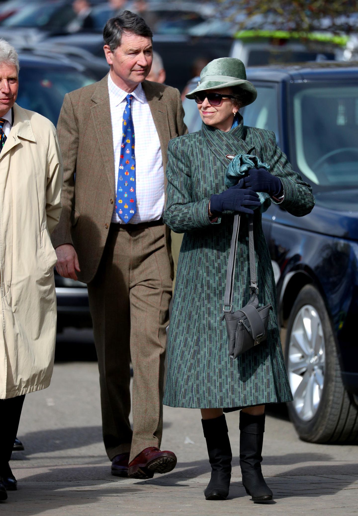 Fast genau acht Jahre später, selber Ort, selbes Outfit. Nur die Pferdebrosche fehlt, um Prinzessin Annes Look von 2012 Eins zu Eins aufleben zu lassen