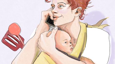 Geburt: Eine Illustration zeigt einen Mann mit einem umgebundenen Baby und eine Frau, die ihn beobachtet