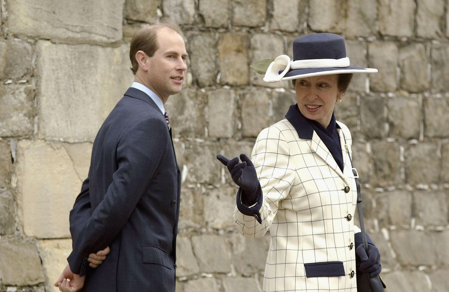 Creme und Dunkelblau – eine sehr elegante Farbkombination, die Prinzessin Anne im April 2003 für einen Oster-Gottesdienst gewählt hat. Es wird nicht das letzte Mal sein, dass sie den schicken Mantel aus dem Schrank holt ...