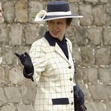 Creme und Dunkelblau – eine sehr elegante Farbkombination, die Prinzessin Anne im April 2003 für einen Oster-Gottesdienst gewählt hat. Es wird nicht das letzte Mal sein, dass sie den schicken Mantel aus dem Schrank holt ...