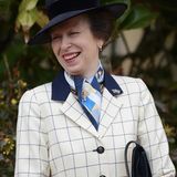 Kleine Überraschung! Neun Jahre nach dem ersten Auftritt im Karo-Mantel trägt ihn Prinzessin Anne erneut an Ostern. Ihr nachhaltiges Stylen macht ihr offenbar richtig Spaß