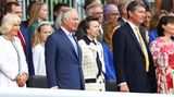 Im Juni 2022 feiert Großbritannien die Rekordmarke von 70 Jahren, die Queen Elizabeth II. auf dem Thron sitzt. Beim festlichen Umzug am letzten Tag der viertägigen Feierlichkeiten zeigt sich Prinzessin Anne in ihrem "Oster-Mantel". Auf einen Hut hat sie in dem Fall verzichtet. Ihr Sohn Peter Phillips, der hinter ihr sitzt, wird es ihr danken