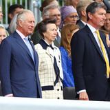 Im Juni 2022 feiert Großbritannien die Rekordmarke von 70 Jahren, die Queen Elizabeth II. auf dem Thron sitzt. Beim festlichen Umzug am letzten Tag der viertägigen Feierlichkeiten zeigt sich Prinzessin Anne in ihrem "Oster-Mantel". Auf einen Hut hat sie in dem Fall verzichtet. Ihr Sohn Peter Phillips, der hinter ihr sitzt, wird es ihr danken