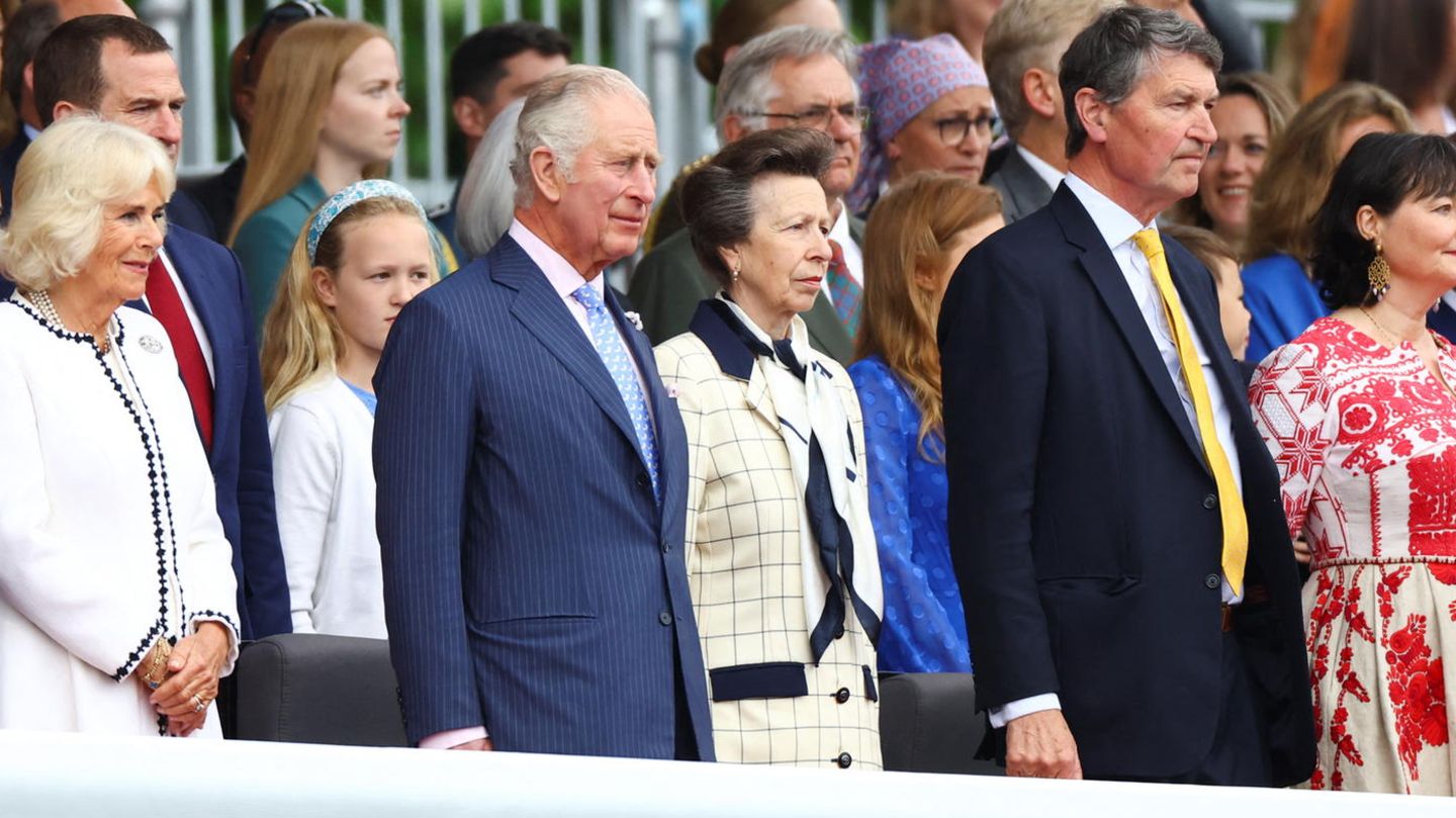 Schwester von König Charles III.: Im Juni 2022 feiert Großbritannien die Rekordmarke von 70 Jahren, die Queen Elizabeth II. auf dem Thron sitzt. Beim festlichen Umzug am letzten Tag der viertägigen Feierlichkeiten zeigt sich Prinzessin Anne in ihrem "Oster-Mantel". Auf einen Hut hat sie in dem Fall verzichtet. Ihr Sohn Peter Phillips, der hinter ihr sitzt, wird es ihr danken Im Juni 2022 feiert Großbritannien die Rekordmarke von 70 Jahren, die Queen Elizabeth II. auf dem Thron sitzt. Beim festlichen Umzug am letzten Tag der viertägigen Feierlichkeiten zeigt sich Prinzessin Anne in ihrem "Oster-Mantel". Auf einen Hut hat sie in dem Fall verzichtet. Ihr Sohn Peter Phillips, der hinter ihr sitzt, wird es ihr danken