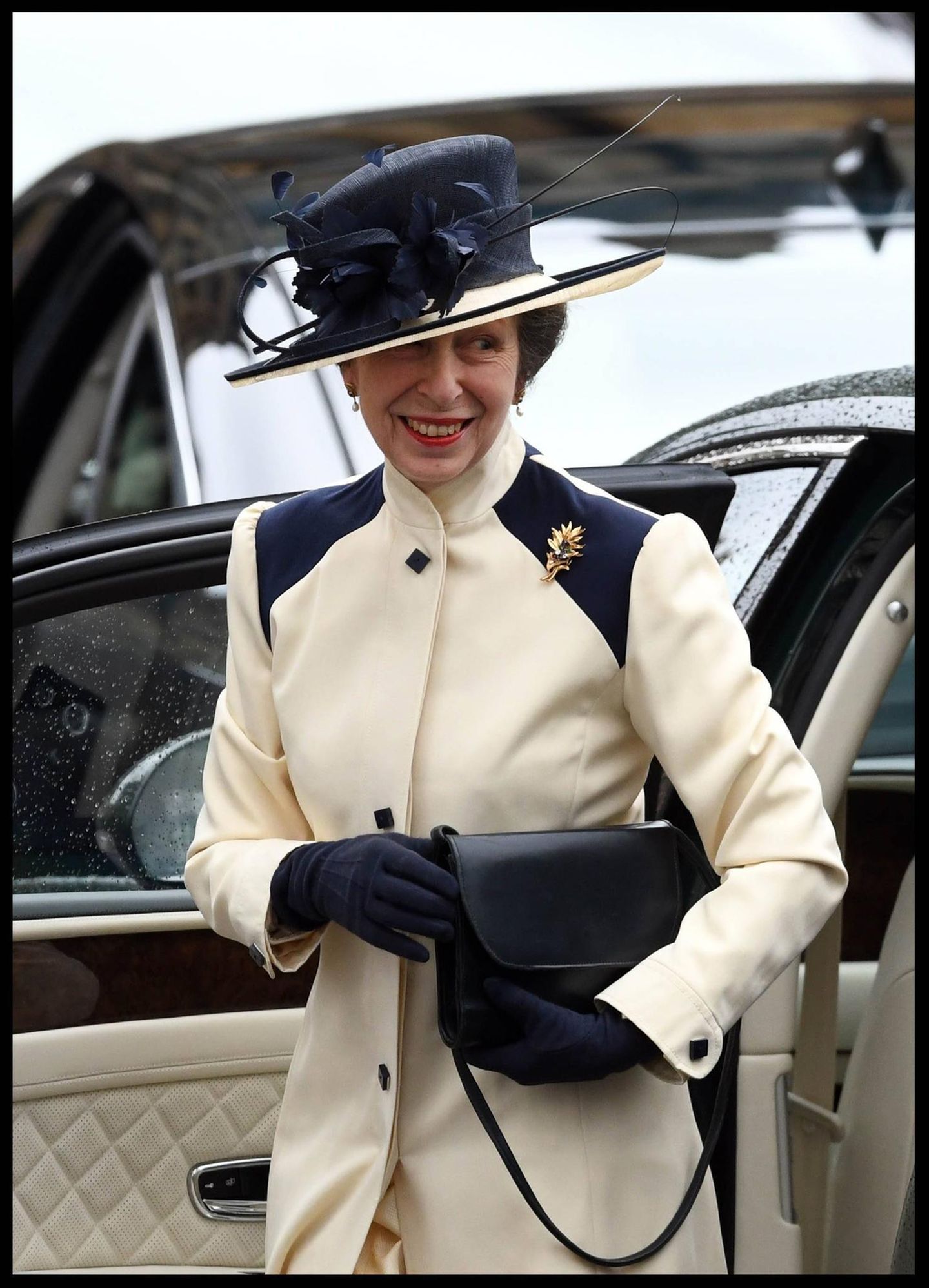 Fast vier Jahrzehnte später macht Prinzessin Anne Schlagzeilen, weil sie den cremefarbenen Mantel mit der dunkelblauen Schulterpartie 2018 am Commonwealth Day erneut trägt. Er sitzt perfekt, einzig der Hut ist größer geworden
