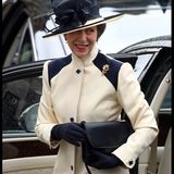 Fast vier Jahrzehnte später macht Prinzessin Anne Schlagzeilen, weil sie den cremefarbenen Mantel mit der dunkelblauen Schulterpartie 2018 am Commonwealth Day erneut trägt. Er sitzt perfekt, einzig der Hut ist größer geworden