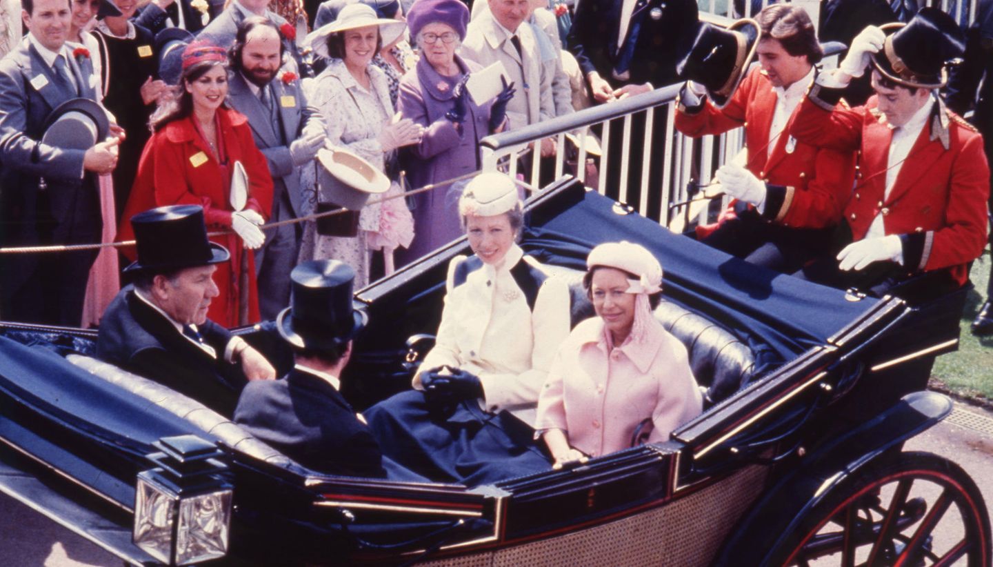 Annes Liebe für creme-blaue Mäntel reicht schon etwas weiter zurück. 1980 fährt sie gemeinsam mit ihrer Tante, Prinzessin Margaret, in einer Kutsche zum Pferderennen in Ascot