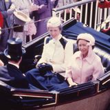 Annes Liebe für creme-blaue Mäntel reicht schon etwas weiter zurück. 1980 fährt sie gemeinsam mit ihrer Tante, Prinzessin Margaret, in einer Kutsche zum Pferderennen in Ascot