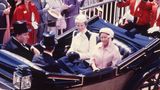Annes Liebe für creme-blaue Mäntel reicht schon etwas weiter zurück. 1980 fährt sie gemeinsam mit ihrer Tante, Prinzessin Margaret, in einer Kutsche zum Pferderennen in Ascot