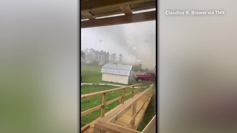 Video: Golfspieler wird von Tornado überrascht: “Ein Baum stürzte vor uns um" Video: Golfspieler wird von Tornado überrascht: “Ein Baum stürzte vor uns um"