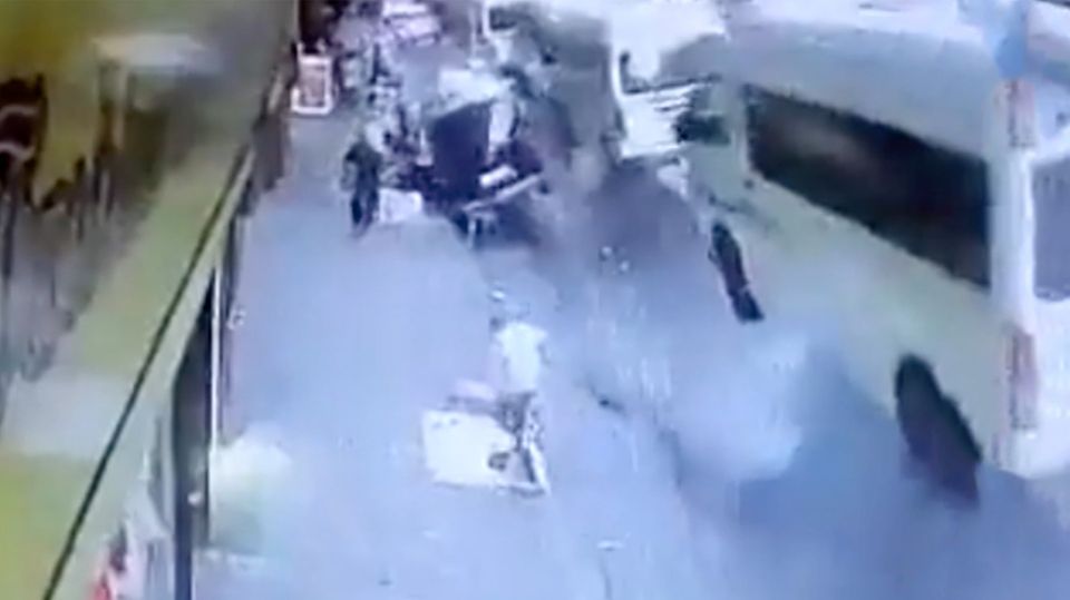 Rätselhafte Explosion in Johannesburg schleudert Fahrzeuge in die Luft – ein Mensch stirbt Rätselhafte Explosion in Johannesburg schleudert Fahrzeuge in die Luft – ein Mensch stirbt