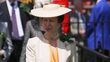 Creme trifft Orange und lässt Prinzessin Anne strahlen. Bei einem Charity-Event im Jahr 2008 zeigt sich die Schwester von König Charles III. in diesem schicken Kostüm. Wer denkt, dass der Look an frühere Jahrzehnte erinnert, hat recht. Anne hatte das Outfit bereits 1987 zur Parade "Trooping the Colour" getragen
