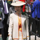 Creme trifft Orange und lässt Prinzessin Anne strahlen. Bei einem Charity-Event im Jahr 2008 zeigt sich die Schwester von König Charles III. in diesem schicken Kostüm. Wer denkt, dass der Look an frühere Jahrzehnte erinnert, hat recht. Anne hatte das Outfit bereits 1987 zur Parade "Trooping the Colour" getragen