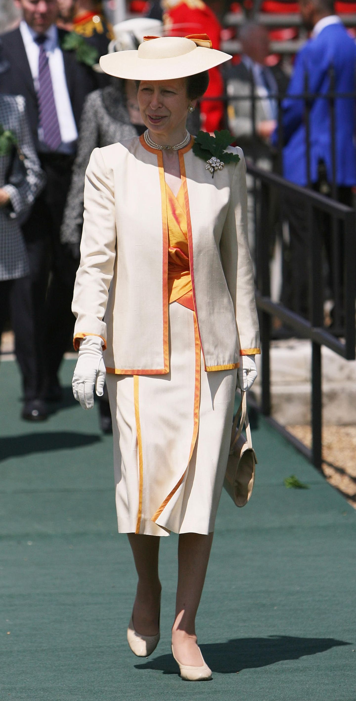 Creme trifft Orange und lässt Prinzessin Anne strahlen. Bei einem Charity-Event im Jahr 2008 zeigt sich die Schwester von König Charles III. in diesem schicken Kostüm. Wer denkt, dass der Look an frühere Jahrzehnte erinnert, hat recht. Anne hatte das Outfit bereits 1987 zur Parade "Trooping the Colour" getragen