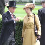 2015 sehen wir Prinzessin Anne beim Pferderennen in Ascot. Und siehe da, sie trägt ihren 35 Jahre alten Mantel!