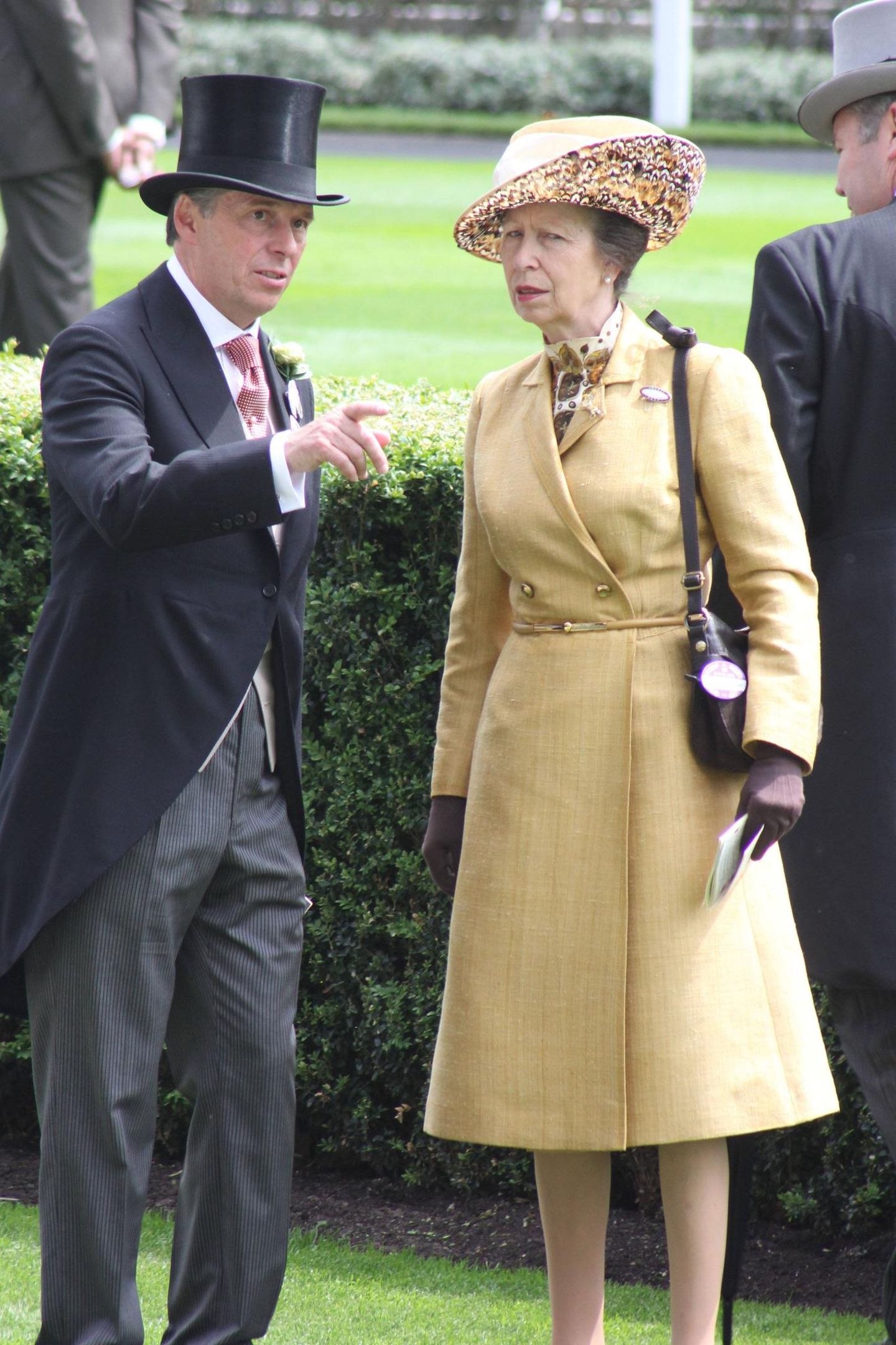 2015 sehen wir Prinzessin Anne beim Pferderennen in Ascot. Und siehe da, sie trägt ihren 35 Jahre alten Mantel!