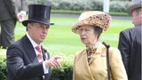 2015 sehen wir Prinzessin Anne beim Pferderennen in Ascot. Und siehe da, sie trägt ihren 35 Jahre alten Mantel!