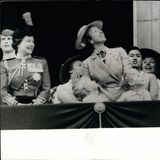 1980 steht Prinzessin Anne neben ihrer Mutter und einem blutjungen Prinz Edward (ganz links) auf dem Balkon des Buckingham Palastes und beobachtet die Flugzeug-Parade anlässlich von "Trooping the Colour". An diesem Tag trägt sie einen senfgelben Mantel mit goldenem Gürtel