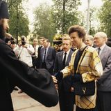 1990 absolviert die Prinzessin einen offiziellen Staatsbesuch in der Sowjetunion. Dort trägt sie erstmals die Jacke mit Karo-Muster