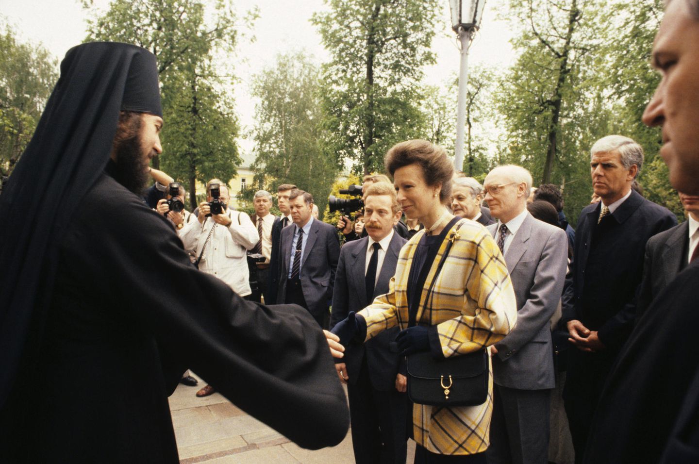 1990 absolviert die Prinzessin einen offiziellen Staatsbesuch in der Sowjetunion. Dort trägt sie erstmals die Jacke mit Karo-Muster