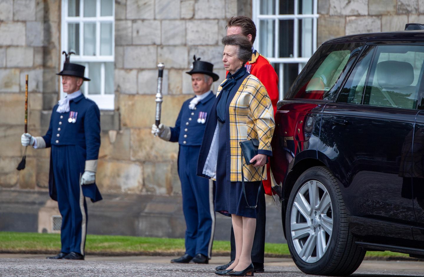 Schwester von König Charles III.: Prinzessin Anne kommt nie aus der Mode – denn sie trägt ihre Outfits oftmals über Jahrzehnte hinweg immer wieder. Im Juli 2023 wurde König Charles III. im Zuge seiner Thronbesteigung in Schottland noch einmal extra geehrt. Zu diesem Anlass reiste auch Prinzessin Anne nach Edinburgh und wartete auf ihren Bruder und ihre Schwägerin Camilla vor Schloss Holyroodhouse. Ein Hingucker war die gelb und blau karierte Jacke der Princess Royal. Über 30 Jahre ist es her, dass Anne sie schon einmal getragen hat Prinzessin Anne kommt nie aus der Mode – denn sie trägt ihre Outfits oftmals über Jahrzehnte hinweg immer wieder. Im Juli 2023 wurde König Charles III. im Zuge seiner Thronbesteigung in Schottland noch einmal extra geehrt. Zu diesem Anlass reiste auch Prinzessin Anne nach Edinburgh und wartete auf ihren Bruder und ihre Schwägerin Camilla vor Schloss Holyroodhouse. Ein Hingucker war die gelb und blau karierte Jacke der Princess Royal. Über 30 Jahre ist es her, dass Anne sie schon einmal getragen hat