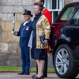 Prinzessin Anne kommt nie aus der Mode – denn sie trägt ihre Outfits oftmals über Jahrzehnte hinweg immer wieder. Im Juli 2023 wurde König Charles III. im Zuge seiner Thronbesteigung in Schottland noch einmal extra geehrt. Zu diesem Anlass reiste auch Prinzessin Anne nach Edinburgh und wartete auf ihren Bruder und ihre Schwägerin Camilla vor Schloss Holyroodhouse. Ein Hingucker war die gelb und blau karierte Jacke der Princess Royal. Über 30 Jahre ist es her, dass Anne sie schon einmal getragen hat