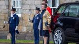 Prinzessin Anne kommt nie aus der Mode – denn sie trägt ihre Outfits oftmals über Jahrzehnte hinweg immer wieder. Im Juli 2023 wurde König Charles III. im Zuge seiner Thronbesteigung in Schottland noch einmal extra geehrt. Zu diesem Anlass reiste auch Prinzessin Anne nach Edinburgh und wartete auf ihren Bruder und ihre Schwägerin Camilla vor Schloss Holyroodhouse. Ein Hingucker war die gelb und blau karierte Jacke der Princess Royal. Über 30 Jahre ist es her, dass Anne sie schon einmal getragen hat