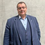 Die parlamentarische Sommerpause nutze ich intensiv für eine mehrwöchige Sommertour durch meinen Wahlkreis (Mansfeld, Anm. d. Red.) und durch Sachsen-Anhalt. Die Besuche in verschiedenen Betrieben mit dem Schwerpunkt Landwirtschaft und Ernährungswirtschaft sowie die vielfältigen Gespräche mit Bürgern geben mir vor allem die Möglichkeit, die Stimmung und Probleme der Menschen in der Region aufzunehmen. Ganz konkreten Anliegen insbesondere zum Gebäudeenergiegesetz, zur Bejagung des Wolfs und Fachkräftemangel nehme ich dann mit in die Gremienarbeit im Deutschen Bundestag. Als Politiker ist es mir ein Anliegen, stets vor Ort ansprechbar zu sein – und mich nicht nur alle vier Jahre im Wahlkampf mal kurz sehen zu lassen. Gegen Ende der parlamentarischen Sommerpause stehen fraktionsinterne Klausurtagungen auf dem Terminplan, denn in der zweiten Jahreshälfte werden wichtige Gesetzesinitiativen auf den Weg gebracht. Um meine Batterien wieder aufzuladen, gönne ich mir einen zweiwöchigen Urlaub mit der Familie, den ich in Ägypten verbringen werde. Auf der Strandliege ist Erholung mit einem guten Buch angesagt ebenso wie Schnorcheln am Hausriff. Das Smartphone ist trotzdem immer griffbereit – so ganz offline ist man als Politiker nie.