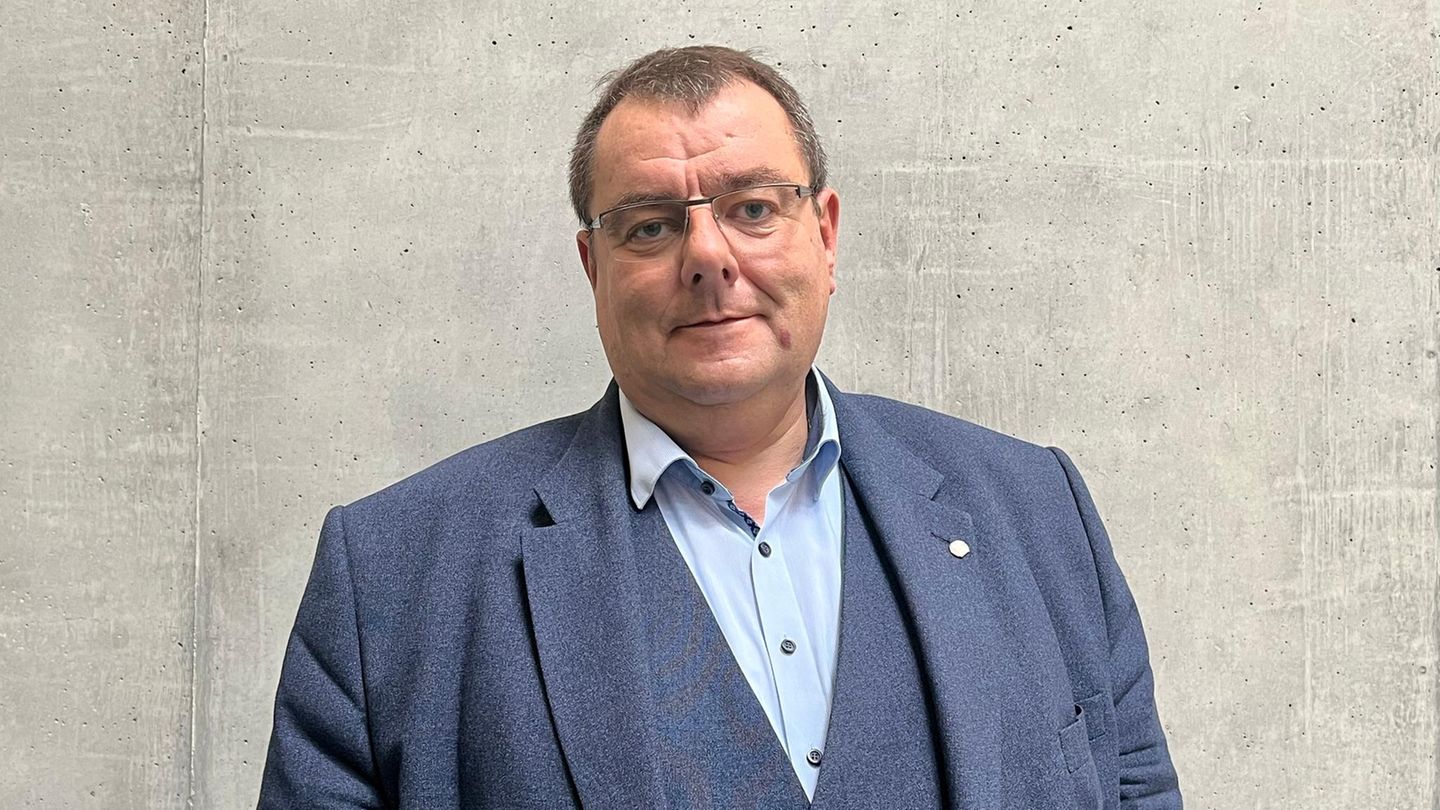 Die parlamentarische Sommerpause nutze ich intensiv für eine mehrwöchige Sommertour durch meinen Wahlkreis (Mansfeld, Anm. d. Red.) und durch Sachsen-Anhalt. Die Besuche in verschiedenen Betrieben mit dem Schwerpunkt Landwirtschaft und Ernährungswirtschaft sowie die vielfältigen Gespräche mit Bürgern geben mir vor allem die Möglichkeit, die Stimmung und Probleme der Menschen in der Region aufzunehmen. Ganz konkreten Anliegen insbesondere zum Gebäudeenergiegesetz, zur Bejagung des Wolfs und Fachkräftemangel nehme ich dann mit in die Gremienarbeit im Deutschen Bundestag. Als Politiker ist es mir ein Anliegen, stets vor Ort ansprechbar zu sein – und mich nicht nur alle vier Jahre im Wahlkampf mal kurz sehen zu lassen. Gegen Ende der parlamentarischen Sommerpause stehen fraktionsinterne Klausurtagungen auf dem Terminplan, denn in der zweiten Jahreshälfte werden wichtige Gesetzesinitiativen auf den Weg gebracht. Um meine Batterien wieder aufzuladen, gönne ich mir einen zweiwöchigen Urlaub mit der Familie, den ich in Ägypten verbringen werde. Auf der Strandliege ist Erholung mit einem guten Buch angesagt ebenso wie Schnorcheln am Hausriff. Das Smartphone ist trotzdem immer griffbereit – so ganz offline ist man als Politiker nie.