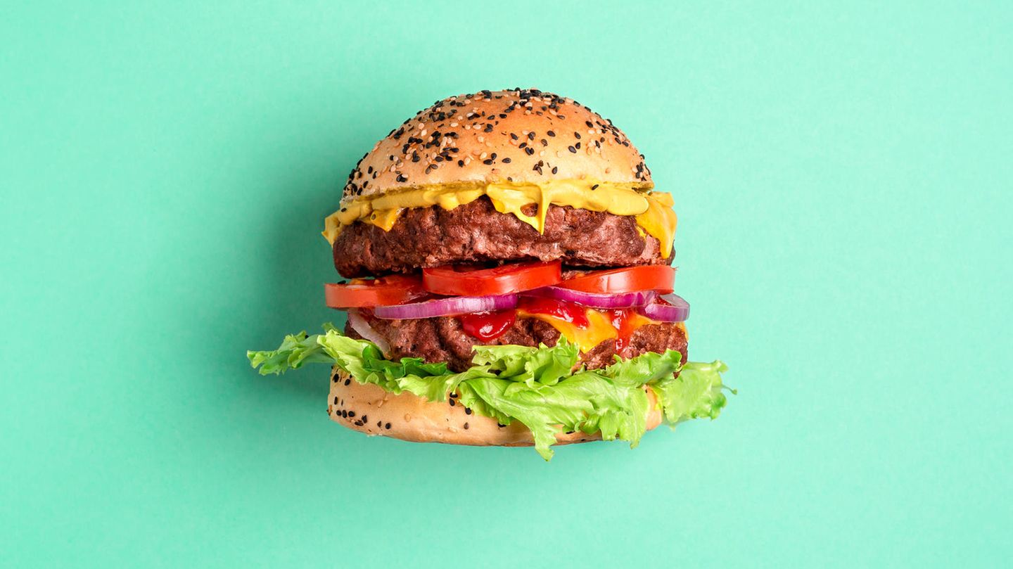 Burger auf grünem Hintergrund