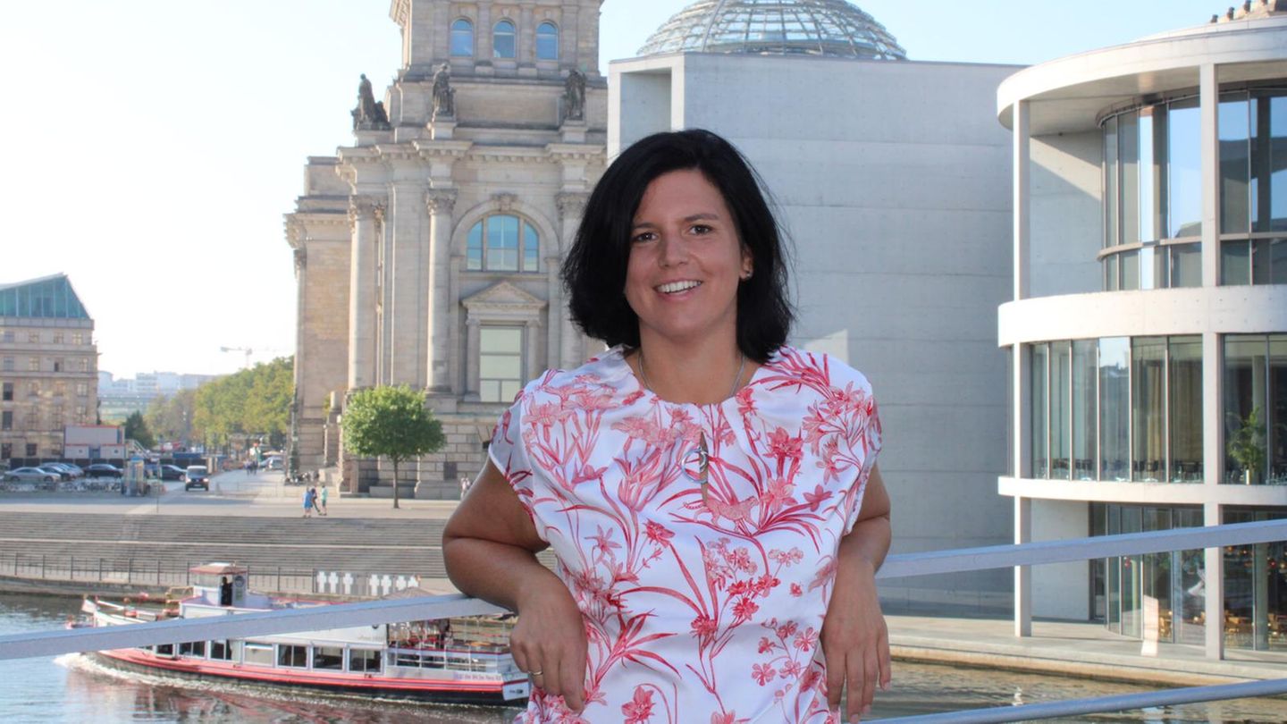 What members of the Bundestag do during the summer break What members of the Bundestag do during the summer break
