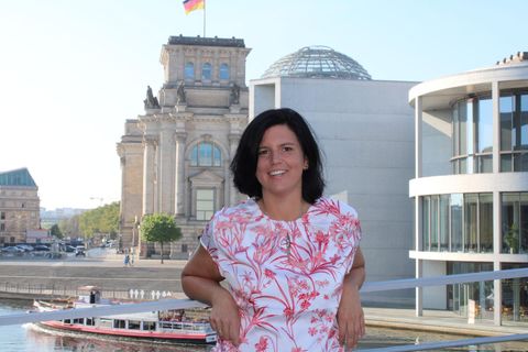 Zu Beginn der parlamentarischen Sommerpause gehe ich traditionell auf Sommertour durch Rheinland-Pfalz. Zusammen mit meinem Team vor Ort besuche ich Unternehmen und Verbände in allen Bezirken. Der Austausch ist mir wichtig, denn nur so kann ich die Interessen der Menschen in meiner Heimat auch gut im Parlament vertreten. Den Rest der Sommerzeit werde ich dann mit der Ernte beschäftigt sein. Im Sommer gibt es für Landwirtinnen alle Hände voll zu tun. Den Urlaub verlegen wir deshalb eher in den Winter.