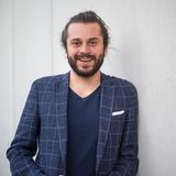 Die politische Sommerpause in Berlin hat für mich mit einer Delegationsreise zu digitaler Entwicklungsarbeit und digitalen Lieferketten nach Kenia und Ruanda begonnen. Anschließend war ich dann zu einer Einzeldienstreise in Ägypten und habe mich dort mit dem Außenministerium, Aktivist*innen und Start-ups ausgetauscht. Zurück in Deutschland ging es dann direkt auf Sommertour durch meinen Wahlkreis Böblingen und durch Baden-Württemberg. Für knapp anderthalb Wochen besuche ich dabei aktuell unter dem Motto "Cyberländ" verschiedene Akteure und Start-Ups aus dem Digital-Bereich. Anschließend geht es dann auch für mich in den Urlaub, bevor sich in der letzten August-Woche mein Team und ich uns bei einer Klausur auf die zweite Jahreshälfte vorbereiten.