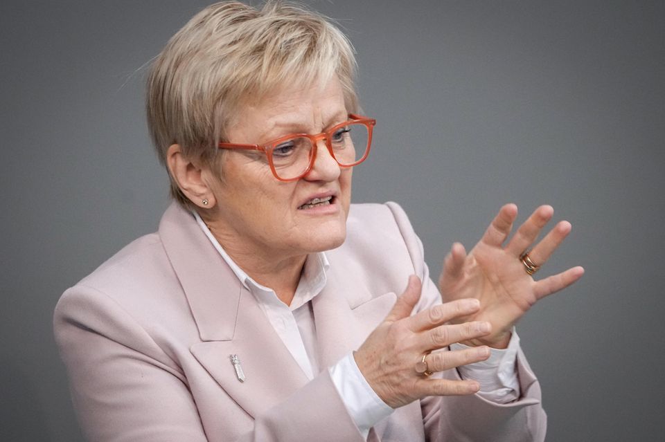 Renate Künast, eine Frau mit Brille, gestikuliert