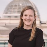 Sommerpause bedeutet für mich sitzungsfreie Zeit im Wahlkreis und die Nach- und Vorbereitung der Sitzungswochen.  Zu Beginn habe ich mich mit meinem Team zu einer Strategieklausur getroffen und ich organisiere momentan die Klausur unserer "49er", den Juso-MdBs. In diesem Jahr wird auch Olaf Scholz dabei sein. Im Mittelpunkt der sitzungsfreien Zeit stehen mein Wahlkreis, die Menschen hier und der Landtagswahlkampf in Bayern. Dabei werde ich auch in diesem Jahr wieder mit meiner "Markttour" über die Wochenmärkte in meinem Wahlkreis ziehen, um für die Menschen ansprechbar zu sein. Und wenn dazwischen Zeit bleibt, trinke ich auch eine kühle Cola an einer der Seen, hier bei uns im Fünf-Seen-Land. Da mich meine zweijährige Tochter in den 21 Sitzungswochen im Jahr nicht sieht, gehört die Sommerpause auch ihr. Gemeinsam fahren wir als Familie an den Strand nach Italien. Aber ganz ohne Handy und Laptop geht es auch dort nicht. Mitte August erwarte ich Neuigkeiten zu einem der Gesetzgebungsverfahren, an denen ich beteiligt bin. Das Schöne an der Sommerpause ist aber, dass man Mandat, Familie und Urlaub besser verbinden und kombinieren kann.