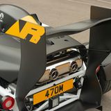 Es ist ein Turbo-Boost verbaut, das sich in drei Positionen schalten lässt. Wie lange es dauert, bis die Höchstgeschwindigkeit erreicht ist, hat Ariel nicht bekannt gegeben.