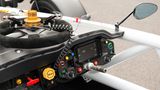 Der Blick auf das Cockpit des Sportwagens. Trotz seiner Formel 1-artigen Erscheinung ist der Atom 4R nicht nur für die Rennstrecke, sondern auch für die Straßennutzung gedacht.