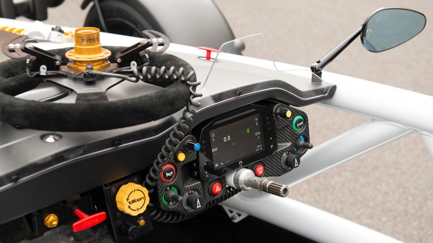 Der Blick auf das Cockpit des Sportwagens. Trotz seiner Formel 1-artigen Erscheinung ist der Atom 4R nicht nur für die Rennstrecke, sondern auch für die Straßennutzung gedacht.