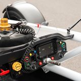 Der Blick auf das Cockpit des Sportwagens. Trotz seiner Formel 1-artigen Erscheinung ist der Atom 4R nicht nur für die Rennstrecke, sondern auch für die Straßennutzung gedacht.