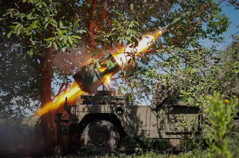 Ukrainische Soldaten feuern einen kroatischen Mehrfachraketenwerfer ab.