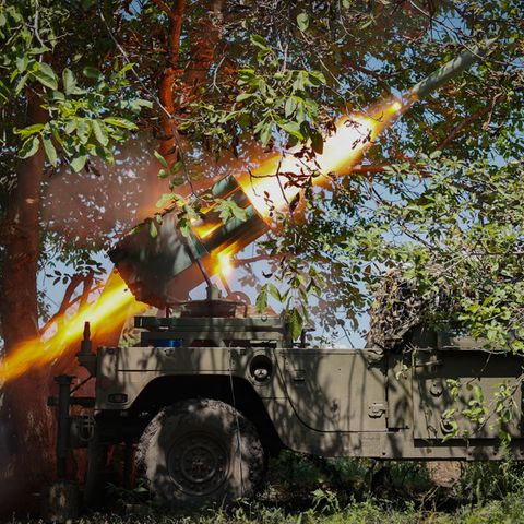 Ukrainische Soldaten feuern einen kroatischen Mehrfachraketenwerfer ab.