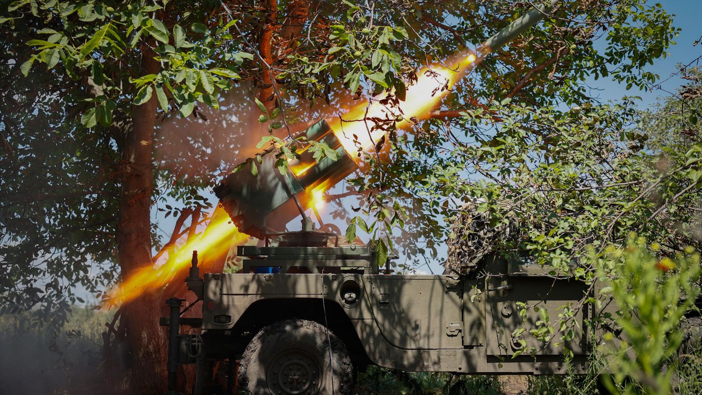 Ukrainische Soldaten feuern einen kroatischen Mehrfachraketenwerfer ab.