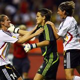 Deutschlands Torwartlegende Nadine Angerer feiert mit Simone Laudehr (l.) und Ariane Hingst (r.)