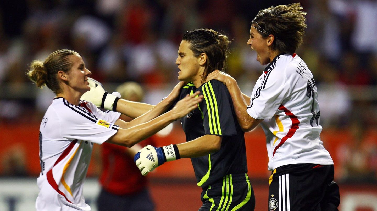 Deutschlands Torwartlegende Nadine Angerer feiert mit Simone Laudehr (l.) und Ariane Hingst (r.) Deutschlands Torwartlegende Nadine Angerer feiert mit Simone Laudehr (l.) und Ariane Hingst (r.)